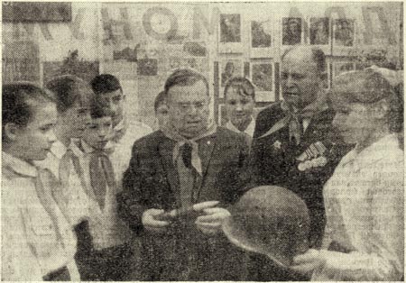 А.П. Кузнецов, бывший командир-пограничник, вручает школьникам гильзу со священной земли Бреста. Фото А. Князев, 1971г.